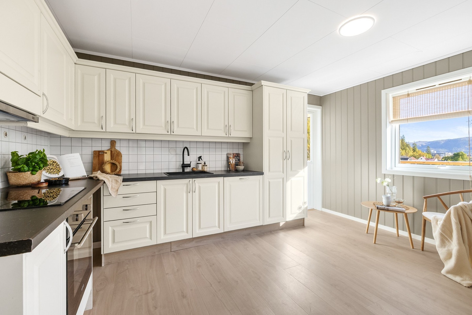 Romslig kjøkken med en fin kombinasjon av klassisk sjarm og et moderne uttrykk Galleribilde