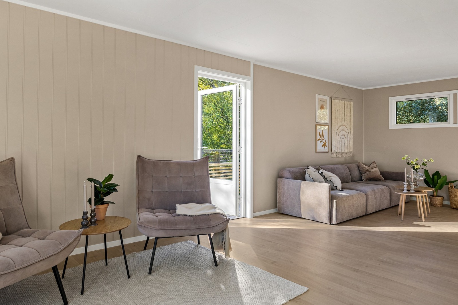 Fra stuen har du direkte utgang til en utvidet og nyoppusset terrasse Galleribilde