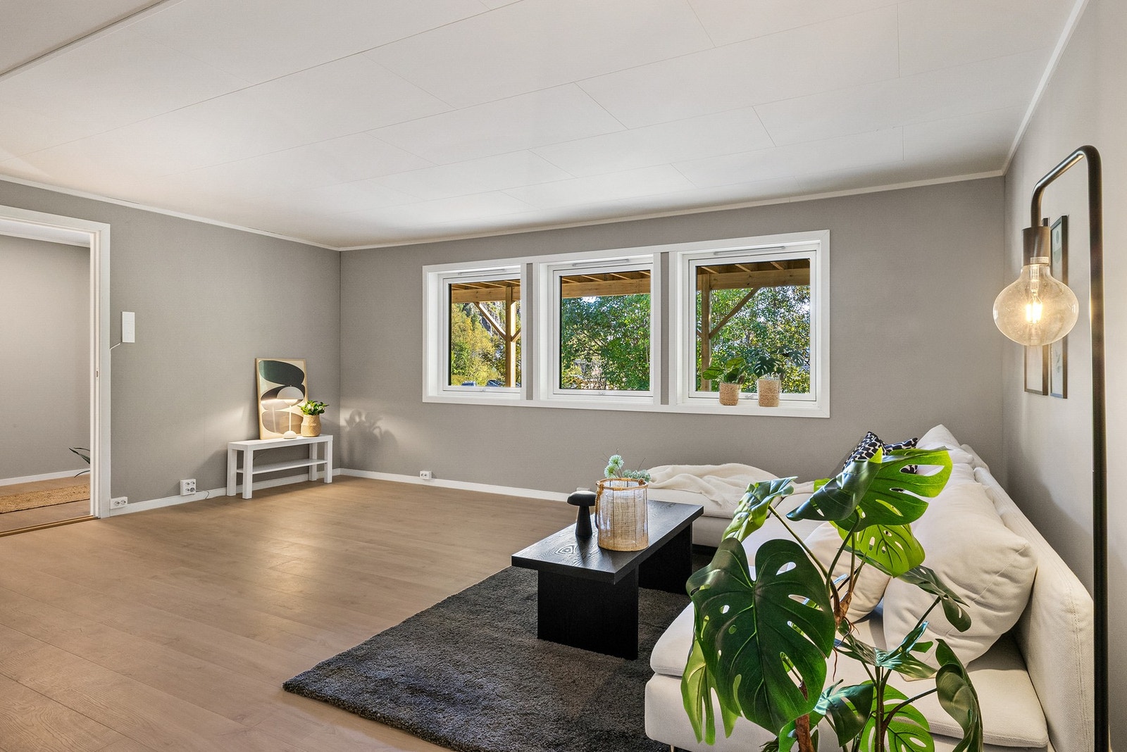 Underetasjen har en romslig stue som fungerer som et fint supplement til stuen i hovedetasjen Galleribilde