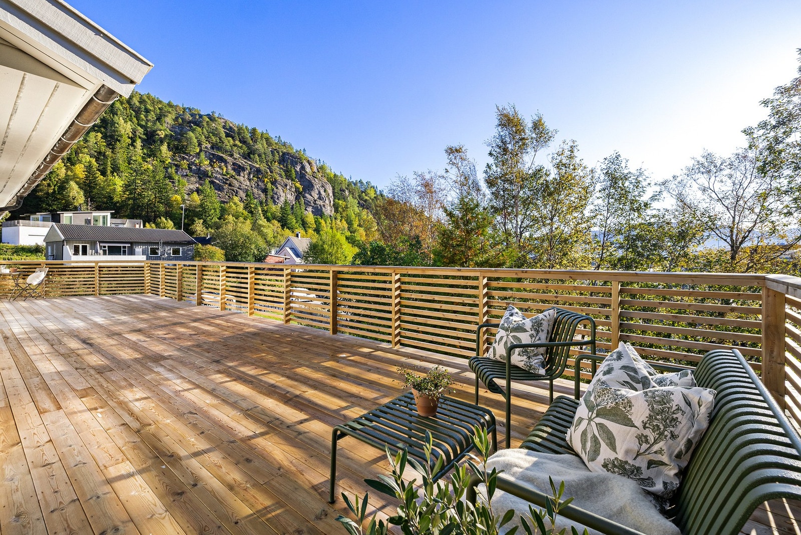 Terrassen er skjermet og innbydende. Her er det fint å nyte både hygge og avslapning i fine omgivelser Galleribilde
