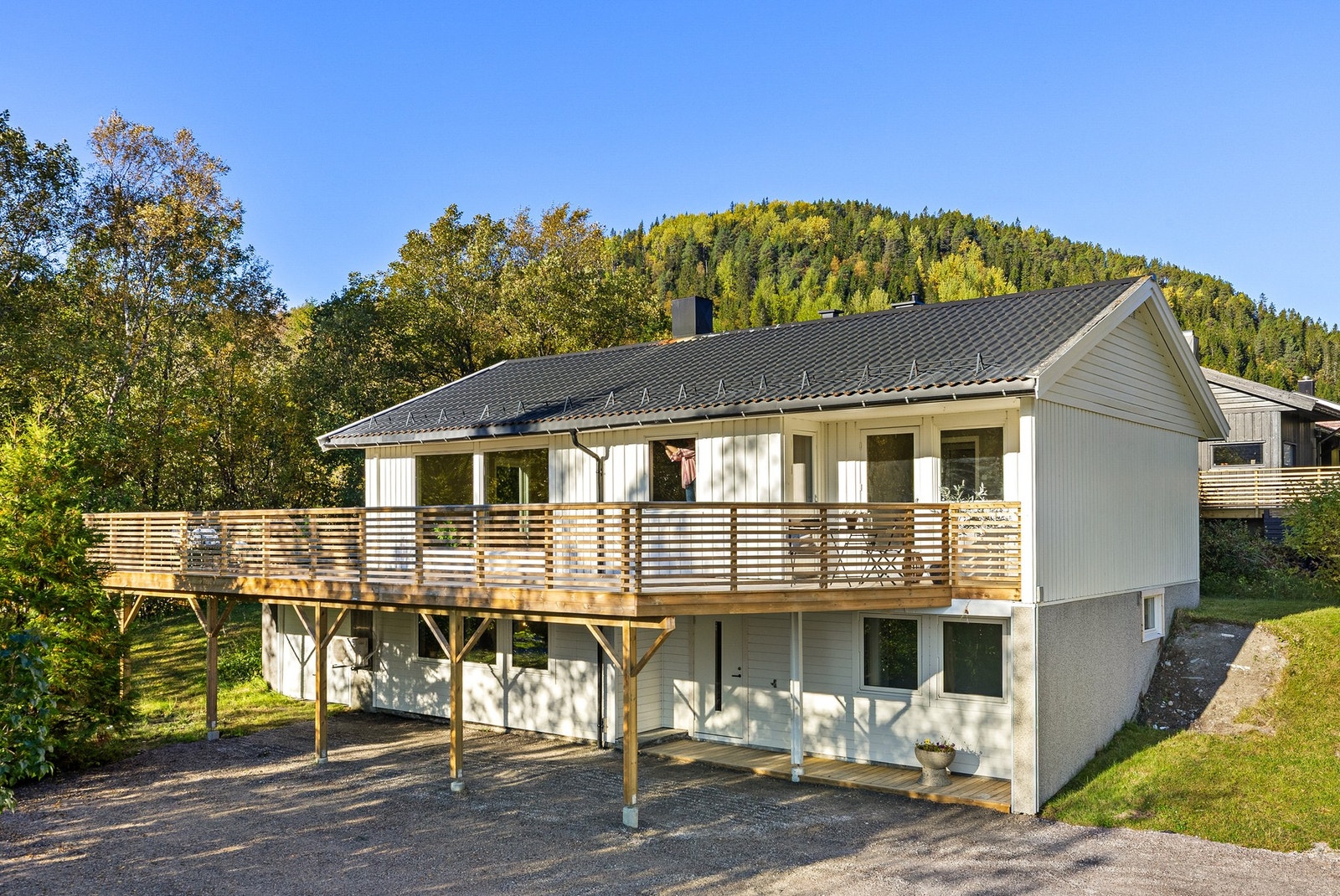 Uteområdet er pent oppgradert, og både boligen og garasjen er nylig malt Galleribilde