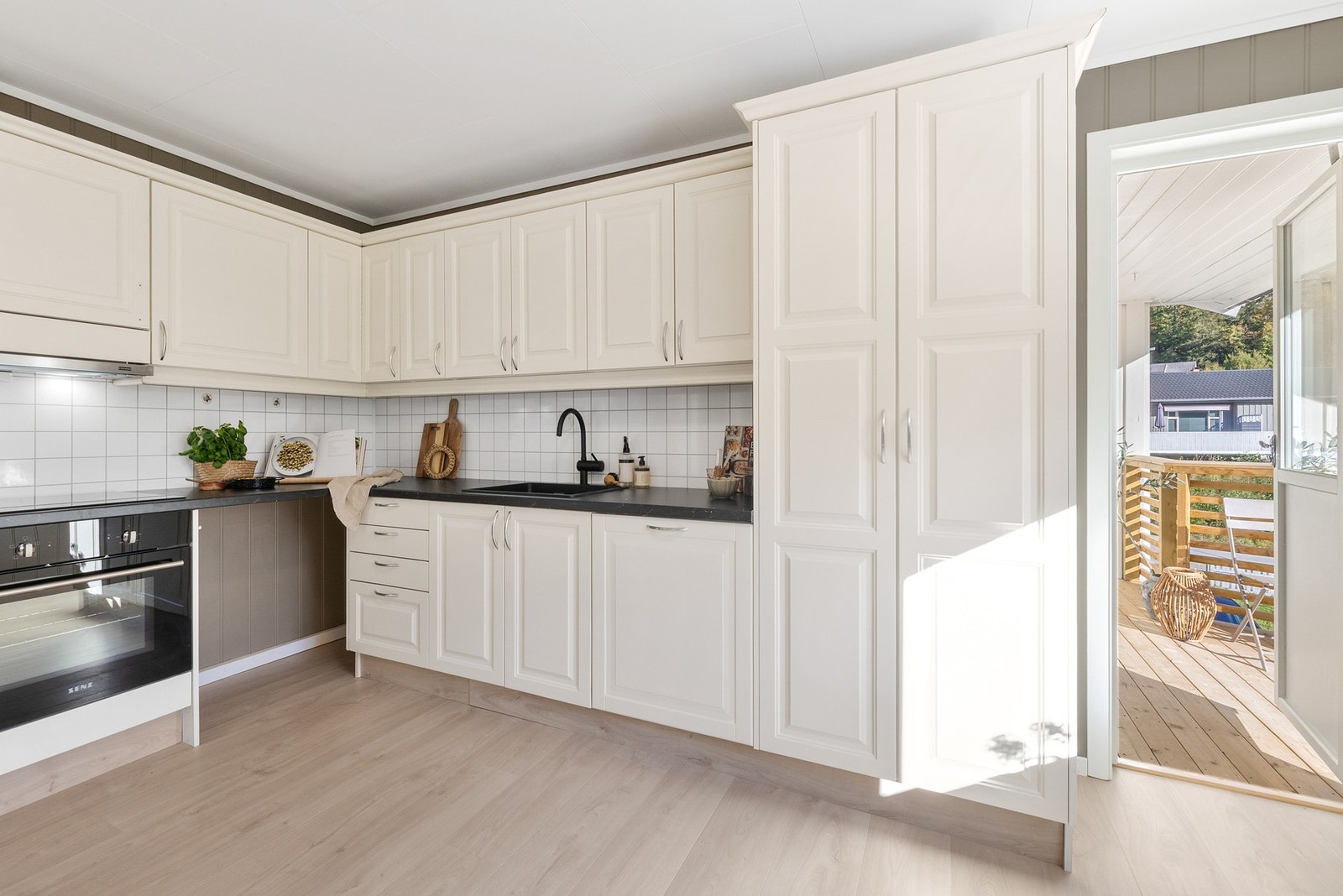 Utgang til terrassen, som gir en naturlig forlengelse av spiseområdet og gjør det enklelt å nyte måltider utendørs Galleribilde