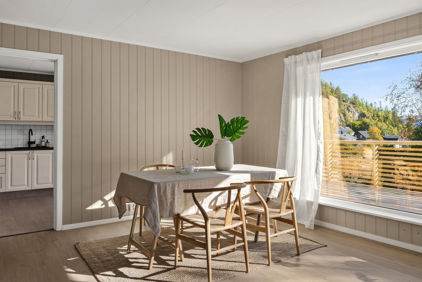 Stuen har et godt lysinnslipp som skaper en lys og trivelig atmosfære Galleribilde