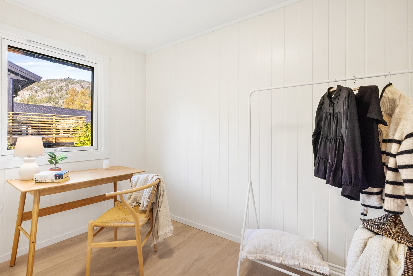 Det er tre soverom på hovedplanet og to soverom i boligens underetasje Galleribilde