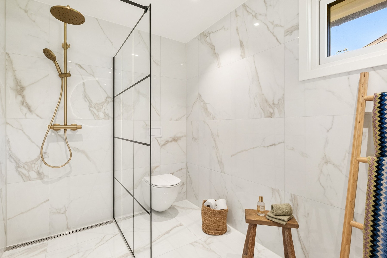 Overflater med flislagte vegger og gulv, og himling med malt gips Galleribilde