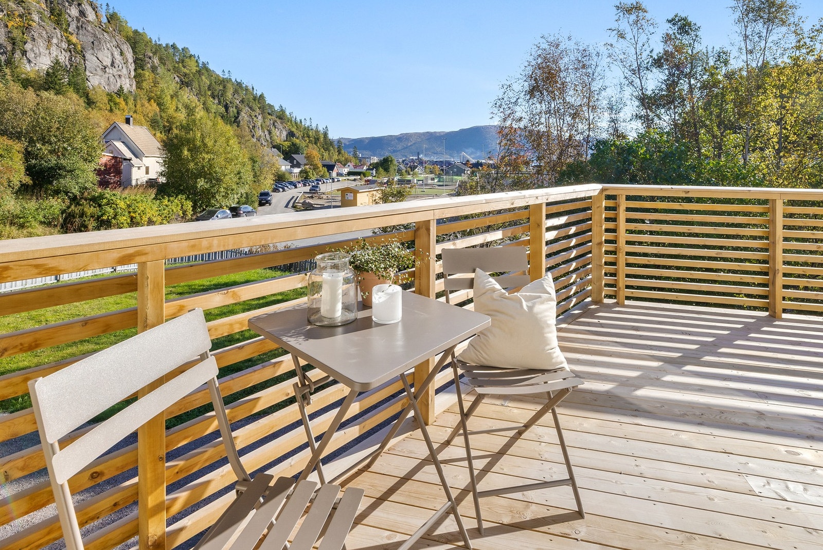 Terrasse med god plass til flere møbelsoner Galleribilde