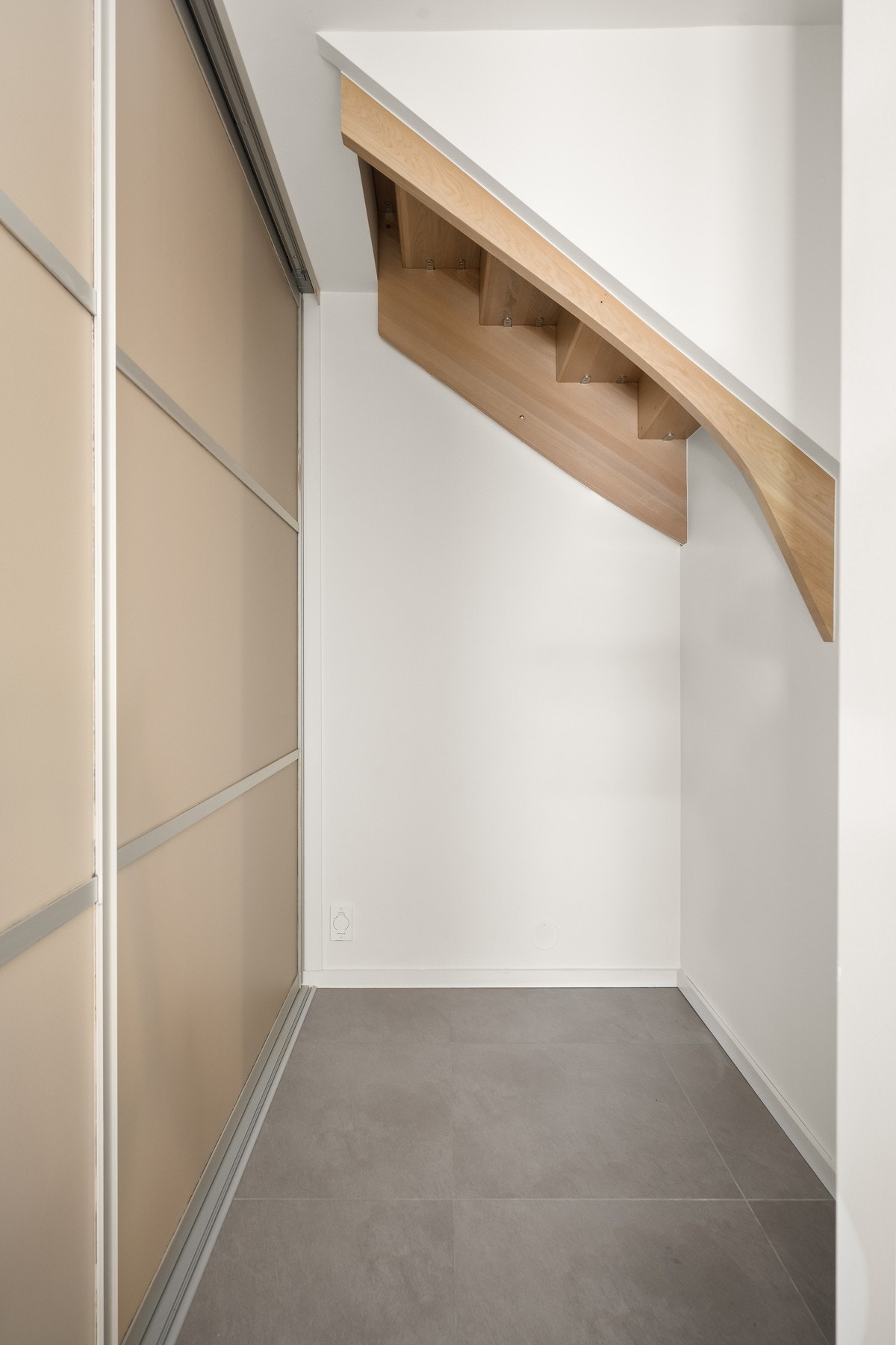 Det er satt inn en skyvedørsgarderobe med god plass til å henge fra seg yttertøyet, som medfølger salget Galleribilde