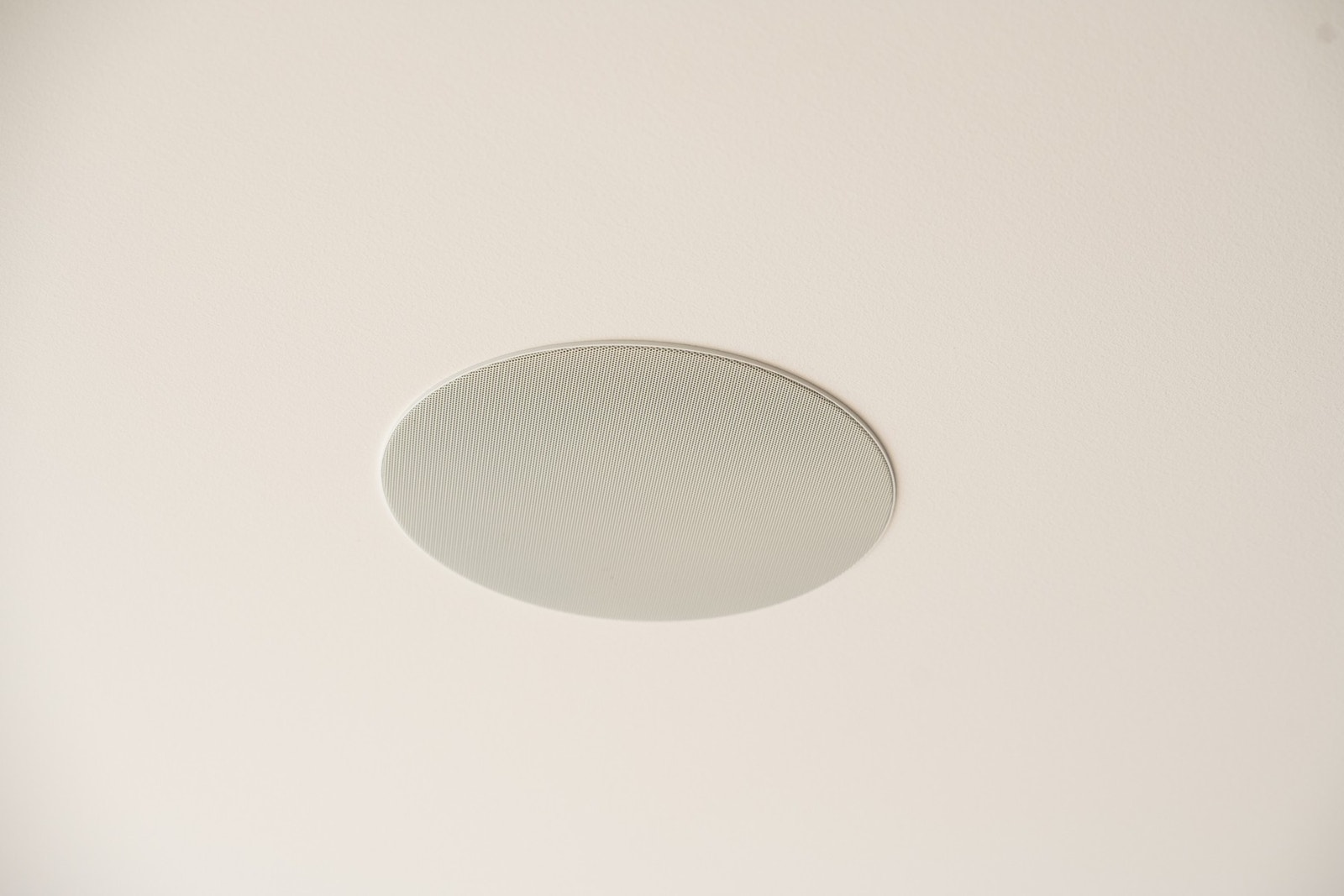 I himling er det innfelte downlights og innebygget lydsystem med høyttalere som kan styres via app. Galleribilde