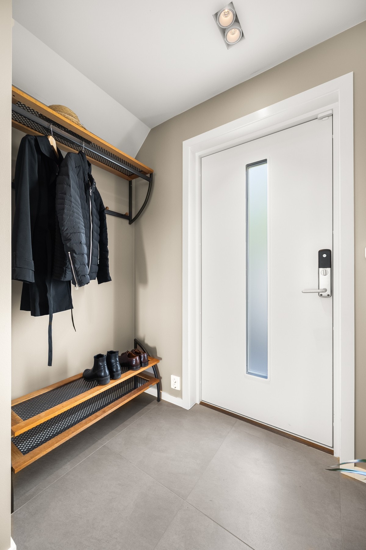 Boligen har entrédør med kodelås og innfelt glassfelt fra 2016. Galleribilde