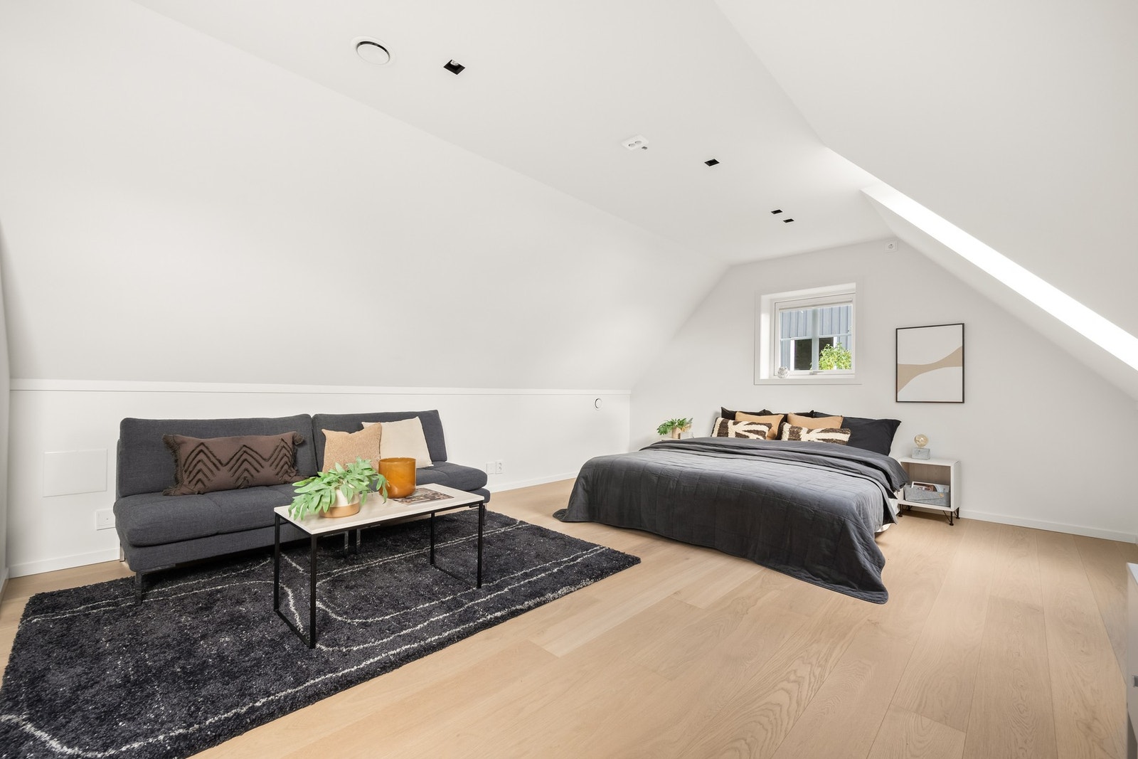 I boligens andre etasje finner du en loftstue som i dag er innredet som et soverom. Galleribilde