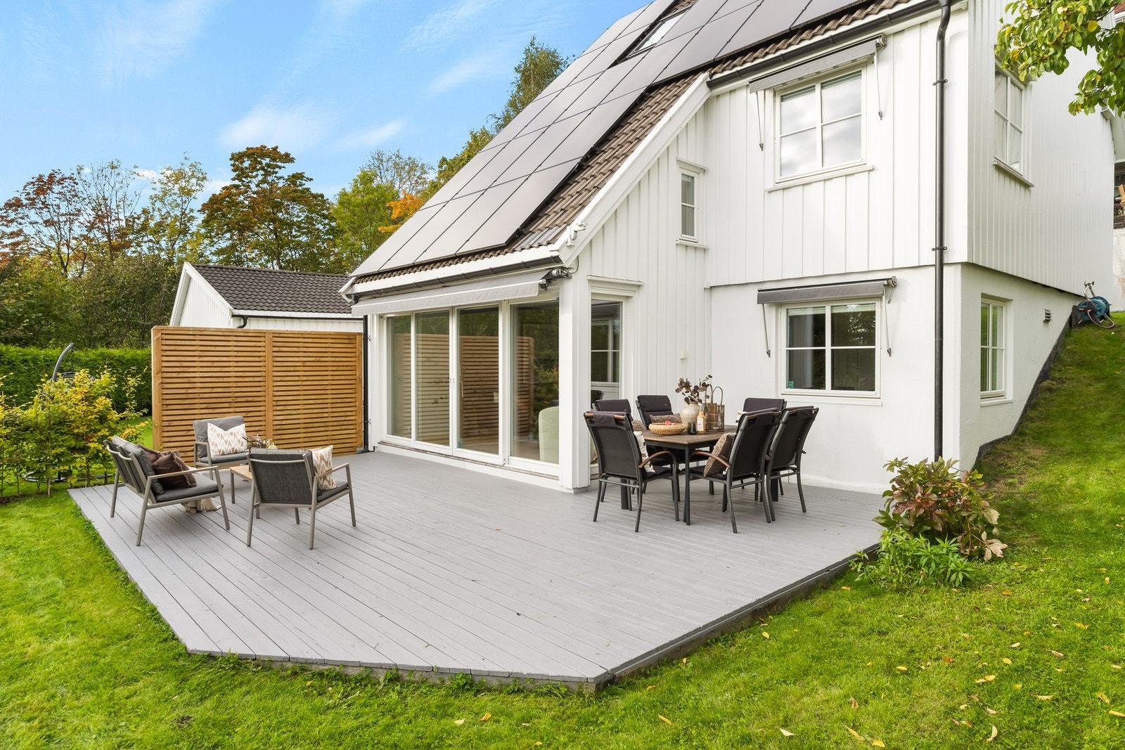 Det er god plass til ønsket utemøblement, grill og planter. Galleribilde