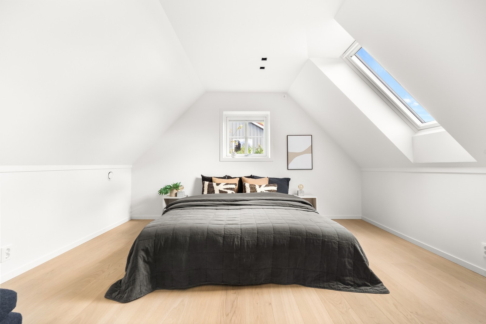 Loftsstuen kan innredes etter behov og har plass til en sofa, bord eller skrivebord. Galleribilde
