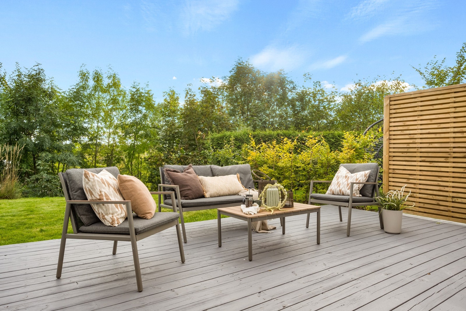 Terrasse og hage vender mot sør-vest og grenser til grønne friområder omkranset av beplanting som skjermer godt mot innsyn og byr på meget gode solforhold. Galleribilde