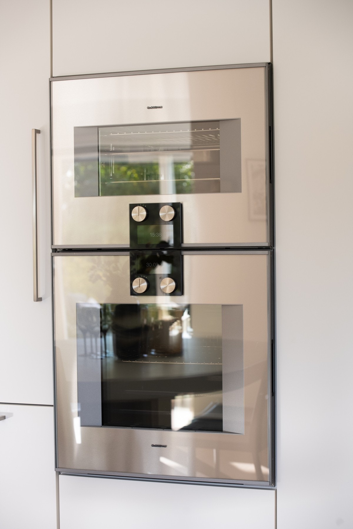 Kjøkkenet har hvitevarer av høy kvalitet fra Gaggenau og Miele, som medfølger salget. Galleribilde