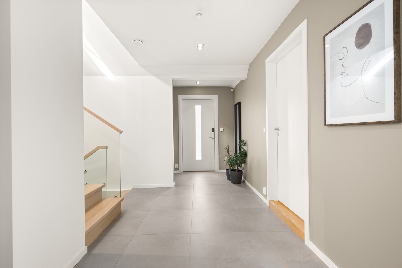 Velkommen inn! Det første som møter deg er en lys og romslig entré som gir et godt førsteinntrykk av boligen. Galleribilde