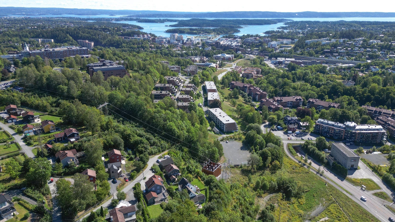 Området har flotte naturopplevelser med kort vei til turstier i skogen, samt en fotballbane på toppen av Hamangskogen. Galleribilde