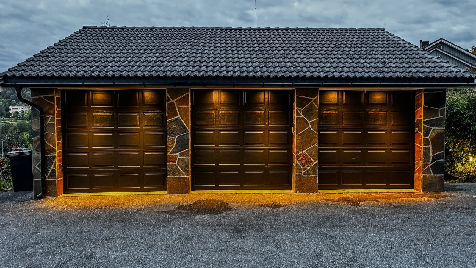 Boligen selges med én garasjeplass og én biloppstillingsplass, i felles garasjerekke. Galleribilde