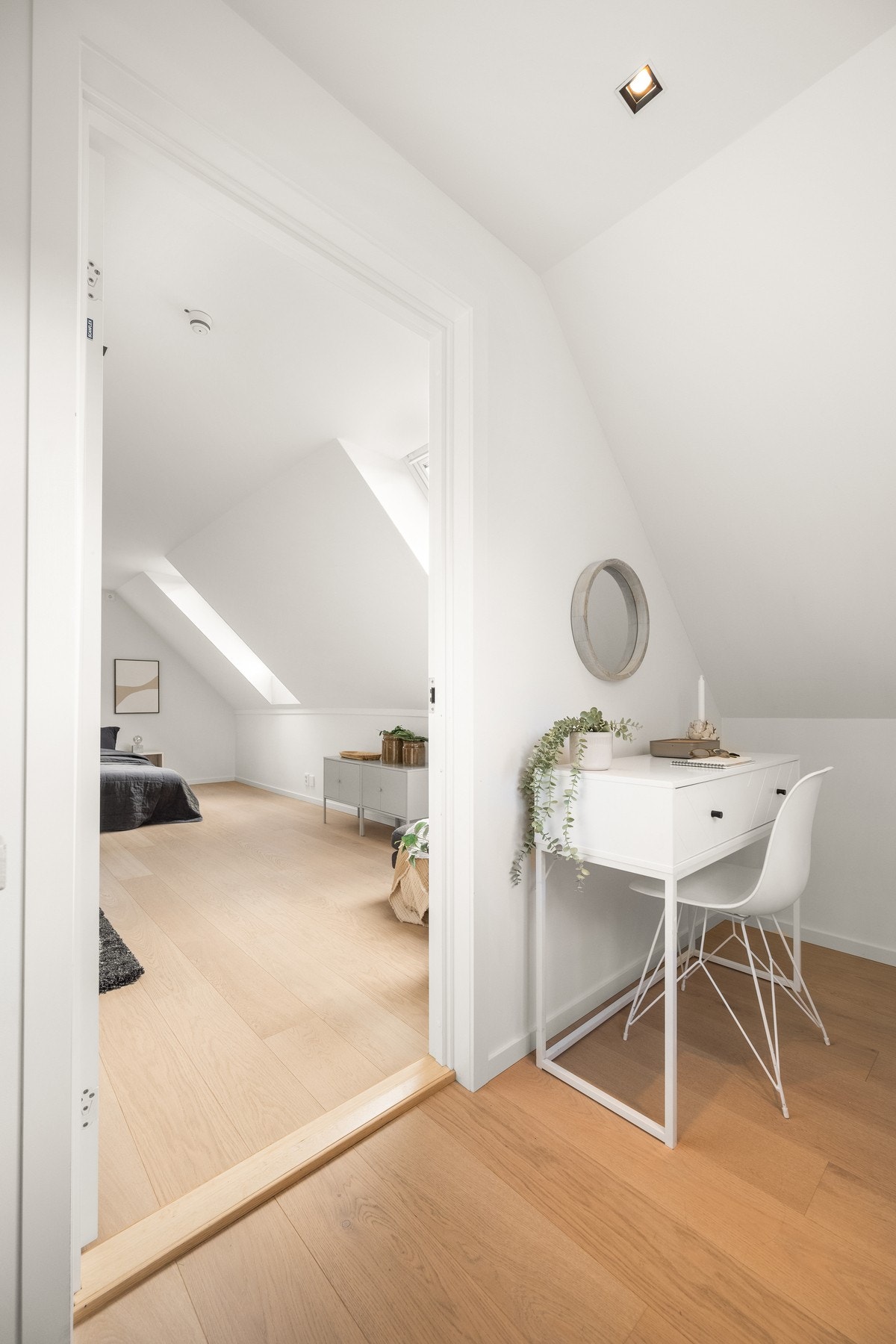 I tilknytning til soverommet ligger en gang med plass til et skrivebord. Galleribilde