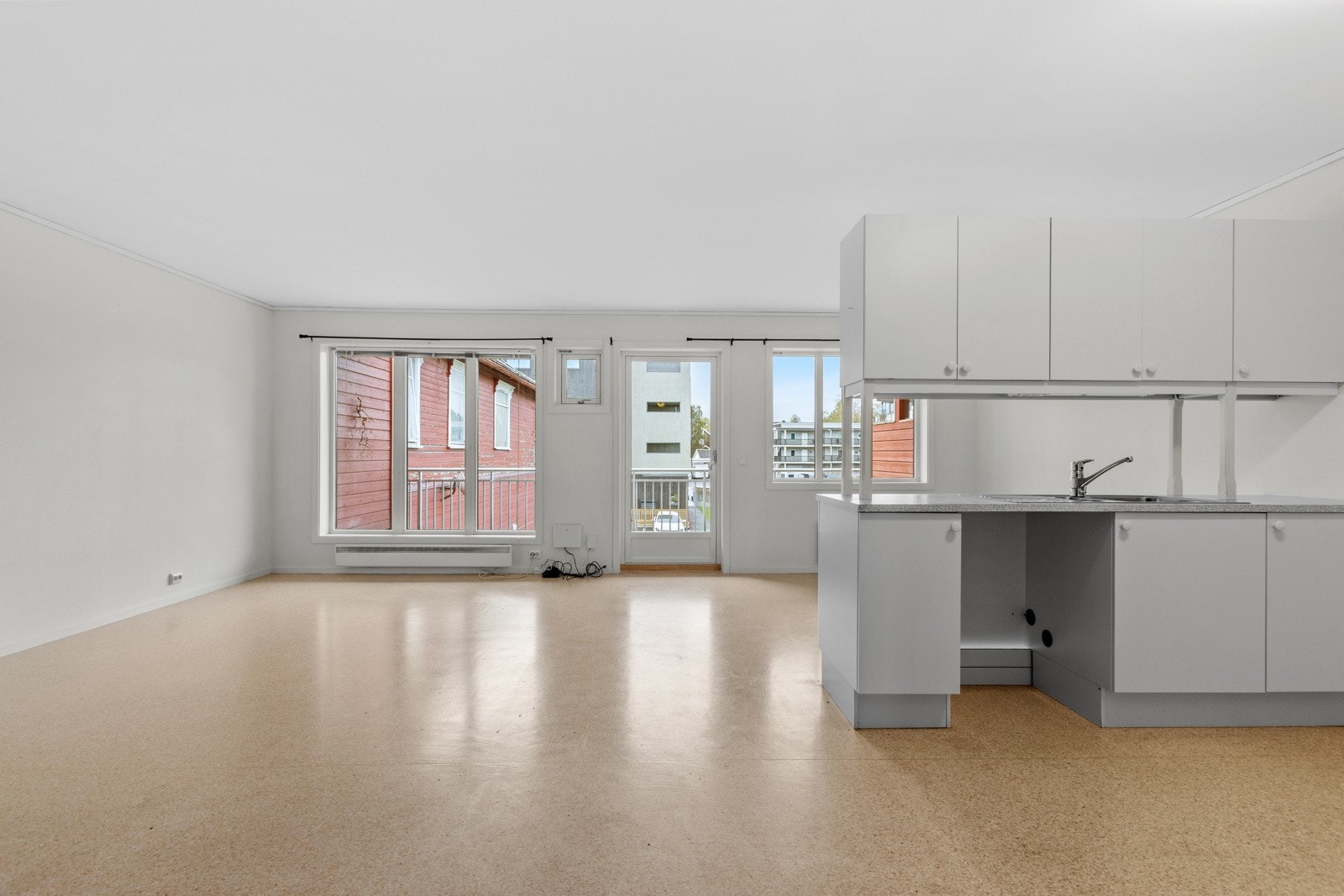 Romslig stue med plass for flere møbelgrupper. Galleribilde