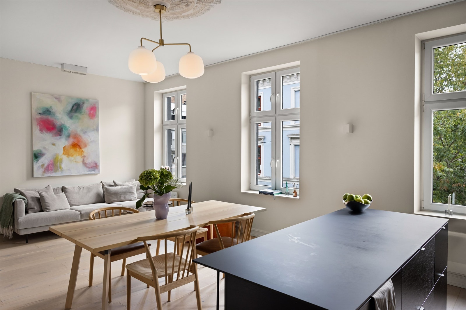 Store vindusflater sørger for rikelig med naturlig lys. Galleribilde
