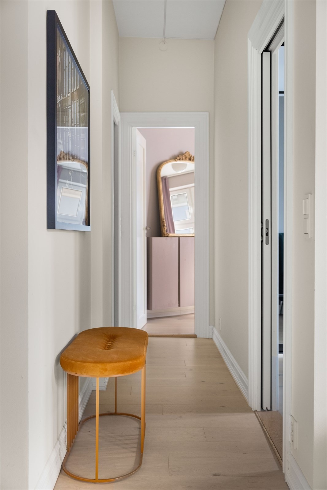 Gang fra stuen til soverom og bad. Galleribilde