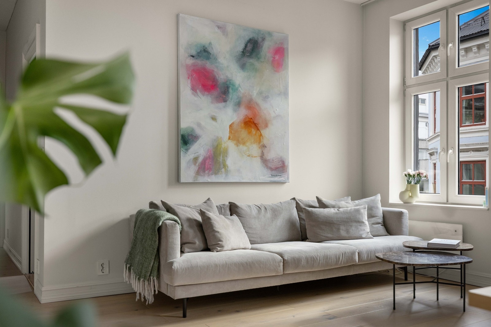 Et sosialt og hyggelig rom med plass til å invitere venner og familie til hyggelige sammenkomster. Galleribilde