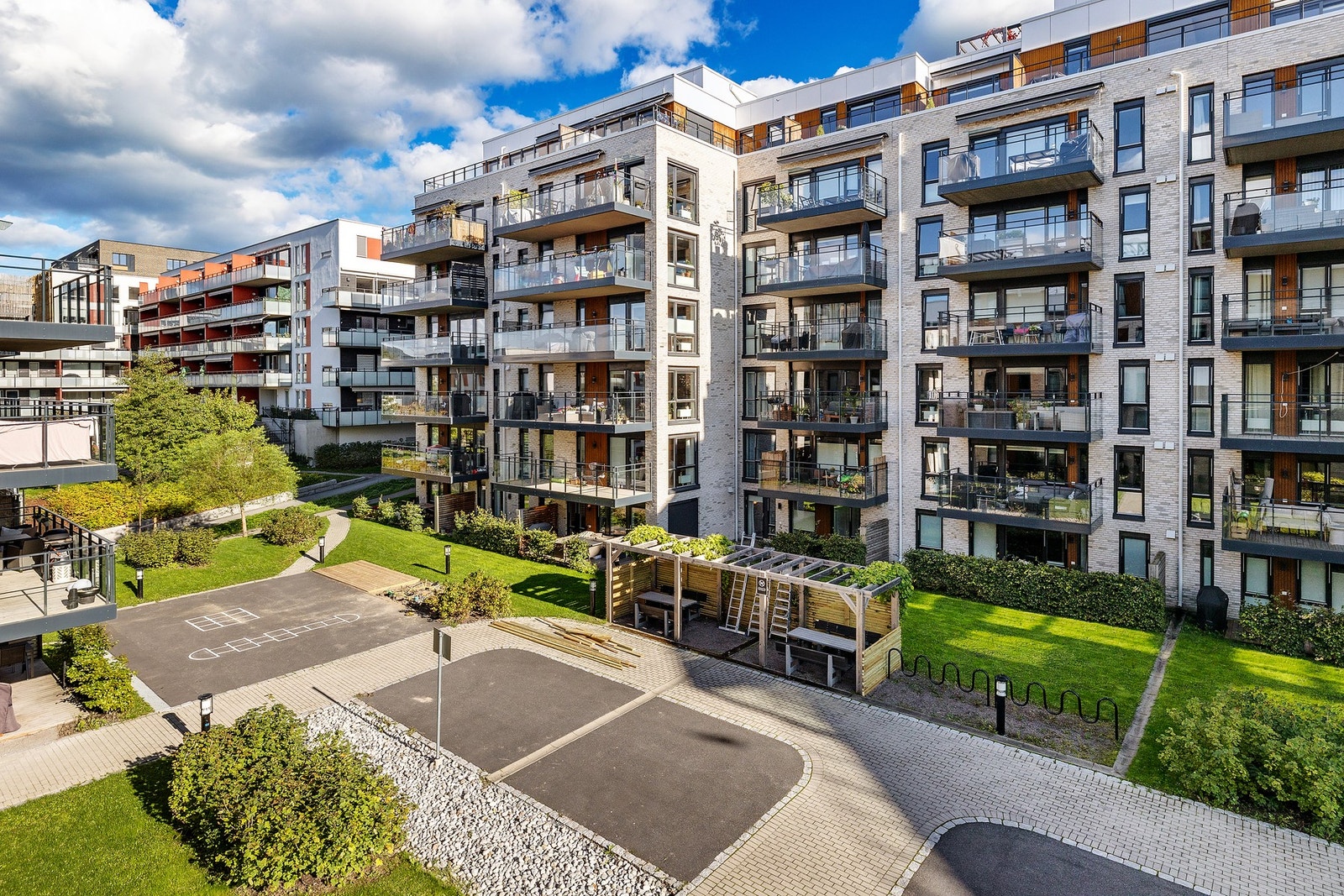 Hyggelig utsyn fra balkong til flott gårdsområde Galleribilde