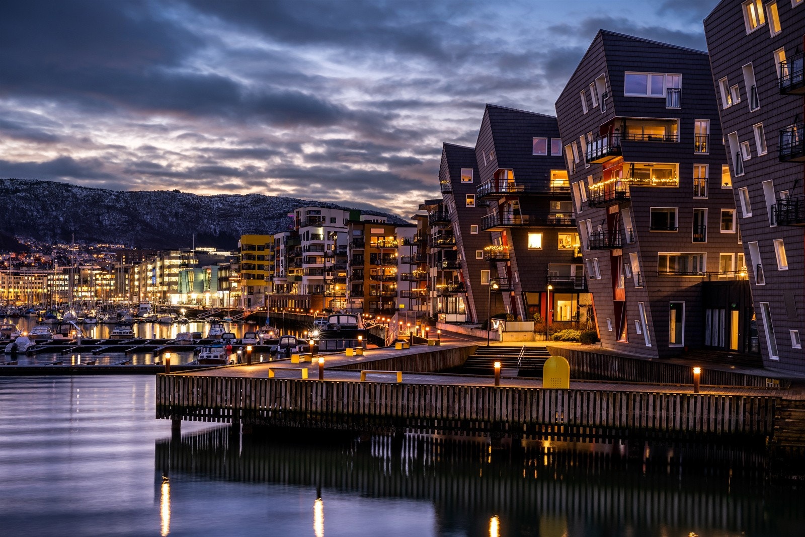 - Fasade. Her bor du i fantastiske omgivelser med brygge utenfor leiligheten - Galleribilde