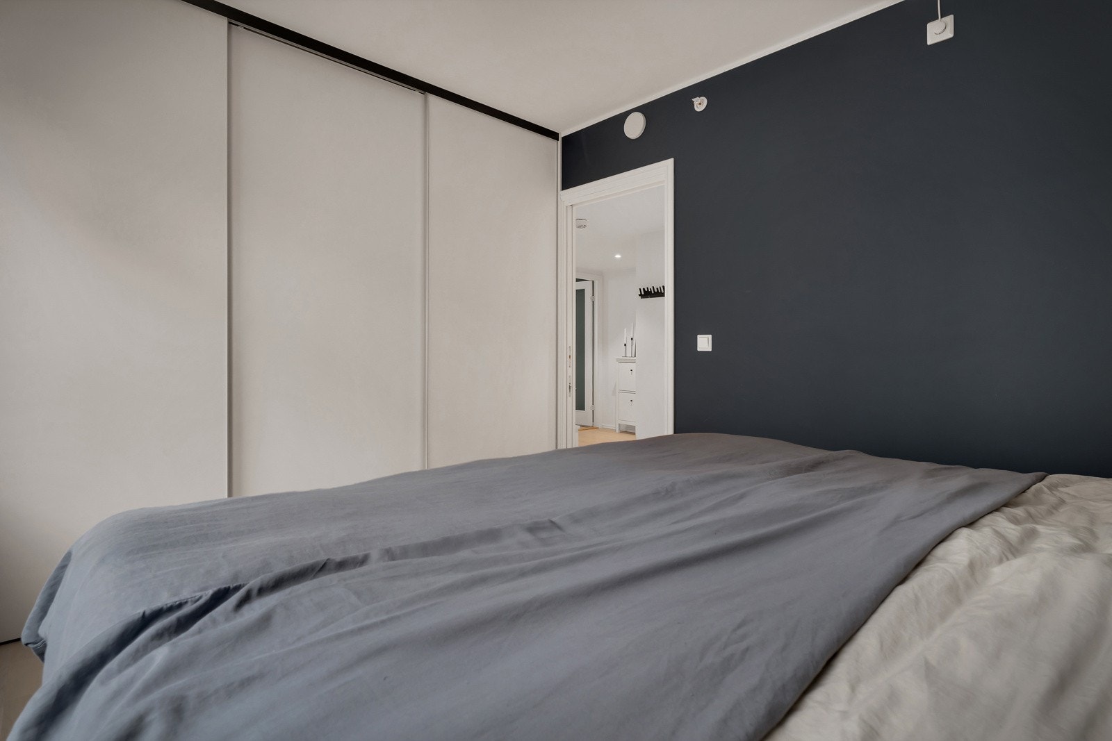 - Plassbygd skyvedørsgarderobe i heltre fra eksklusive Schmidt med mye lagringsplass - Galleribilde