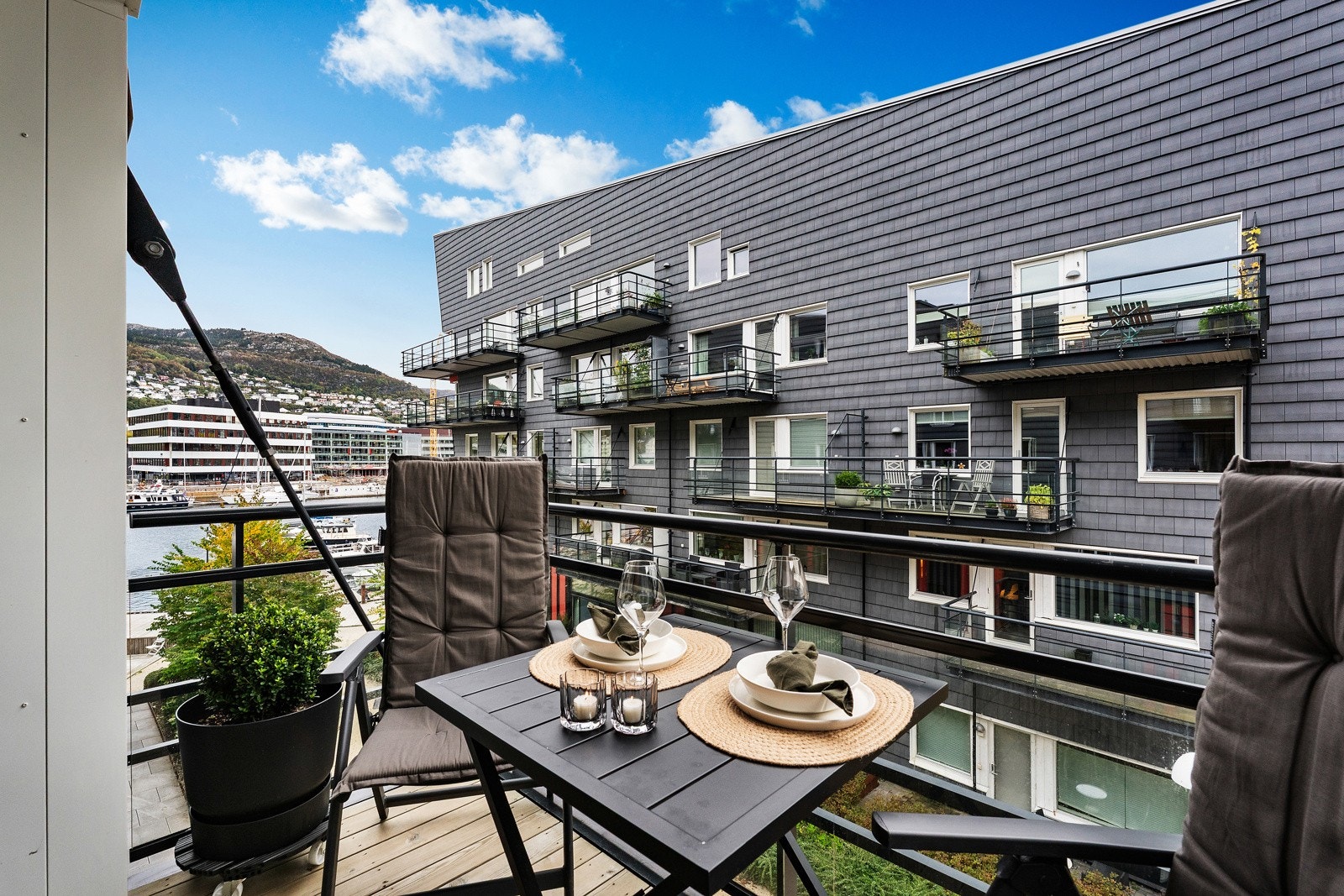 - Balkongen er på 10 kvm og har sol fra ca. kl 11-19 sommerstid - Galleribilde