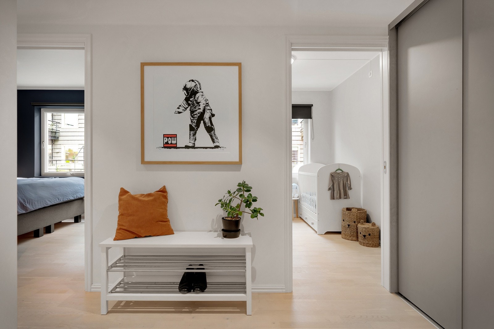 - Romslig hall med plassbygd garderobe fra Schmidt i heltre - Galleribilde