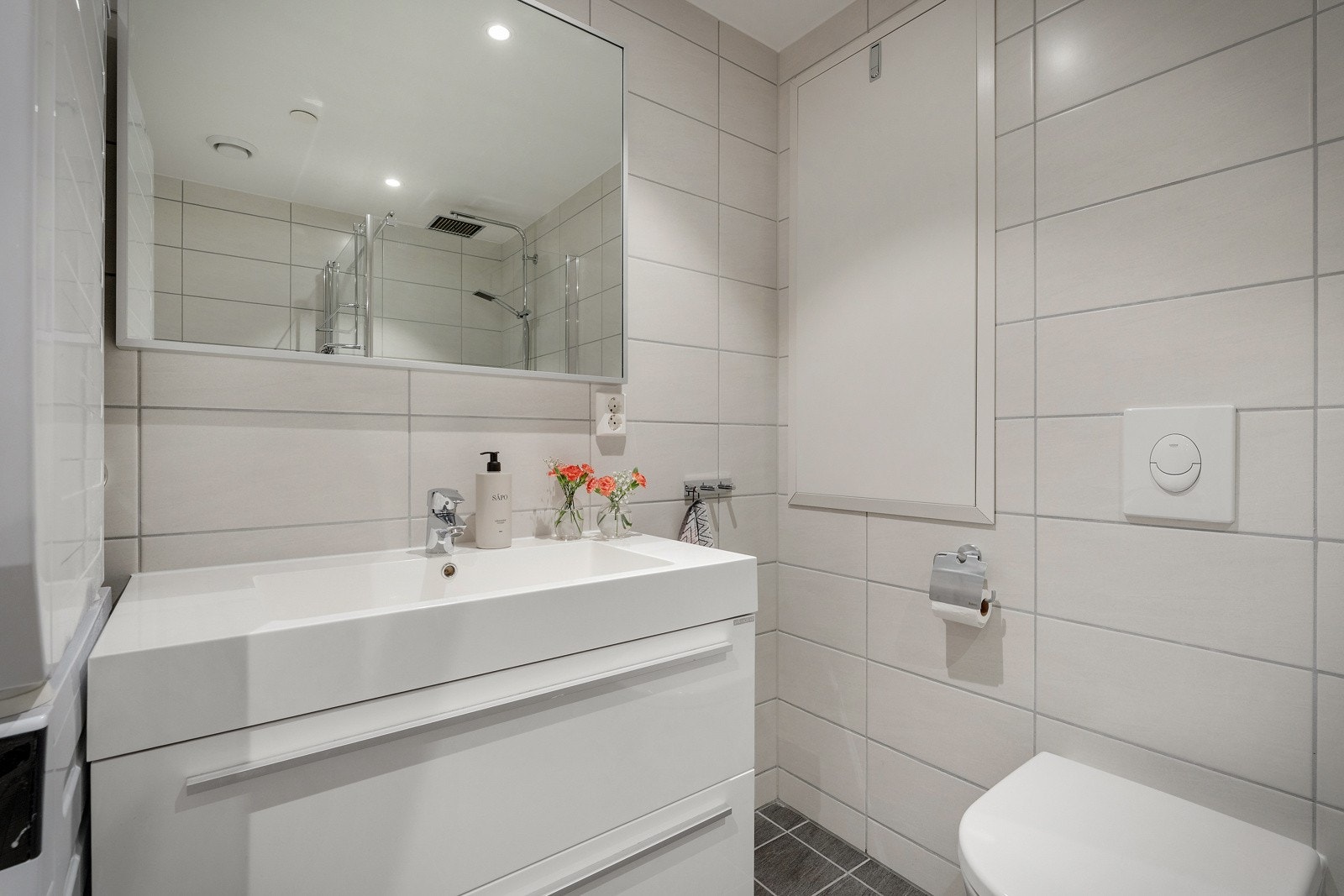 - Badet inneholder servant med overskap, wc, dusj og plass til vaskemaskin og tørketrommel - Galleribilde