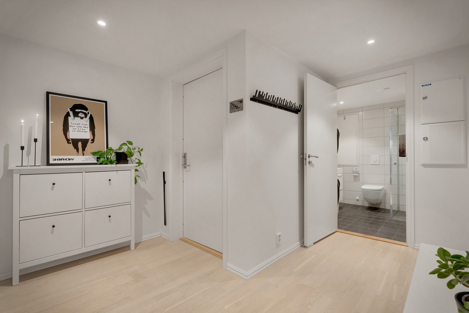 - God plass til oppbevaring av yttertøy i hallen. Downlights i himling - Galleribilde