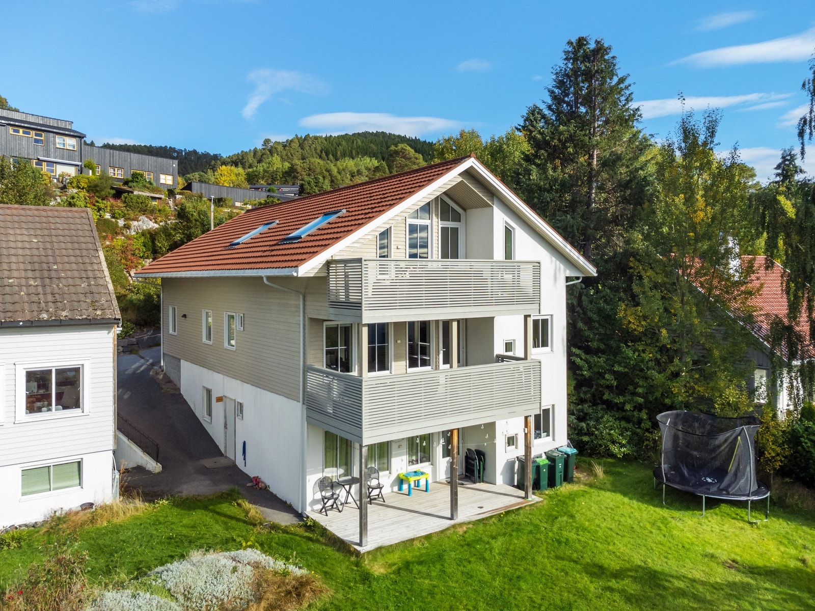 Boligen er en del av et sameie med 2 seksjoner. Mekvegen 56C går over 1. og 2. etasje. I tillegg er det 1 seksjon i underetasjen. Galleribilde