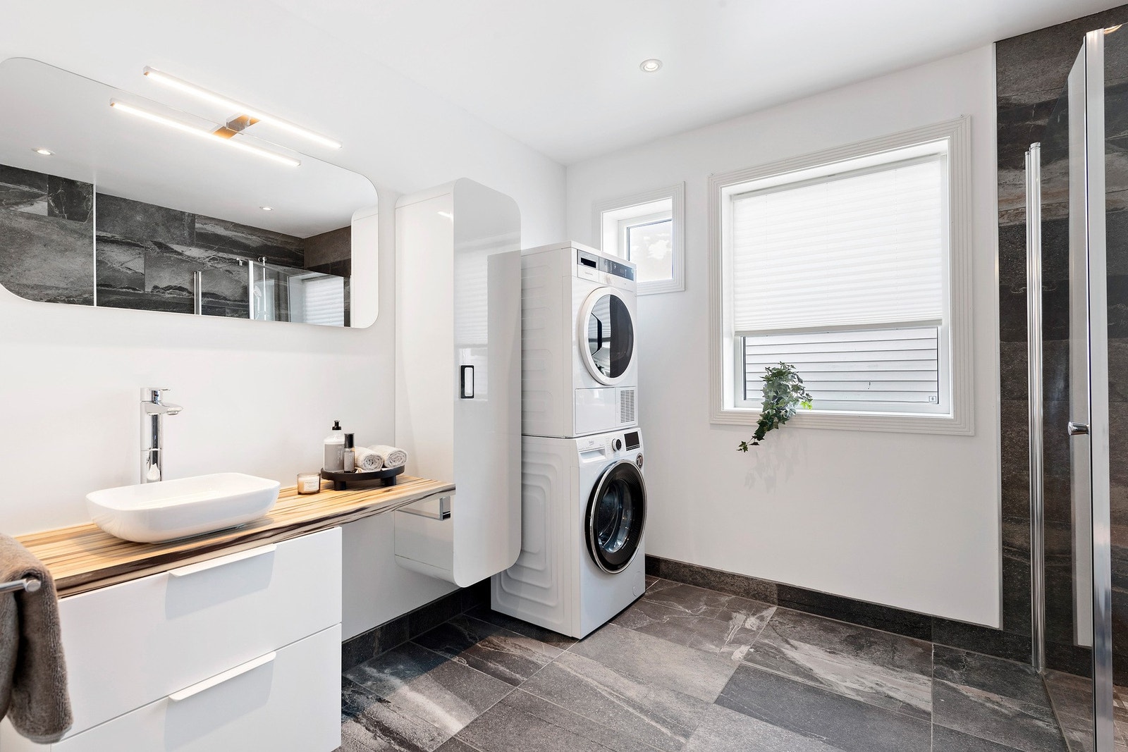 Boligen har 2 flotte bad. Dette badet har opplegg til vaskemaskin. Galleribilde