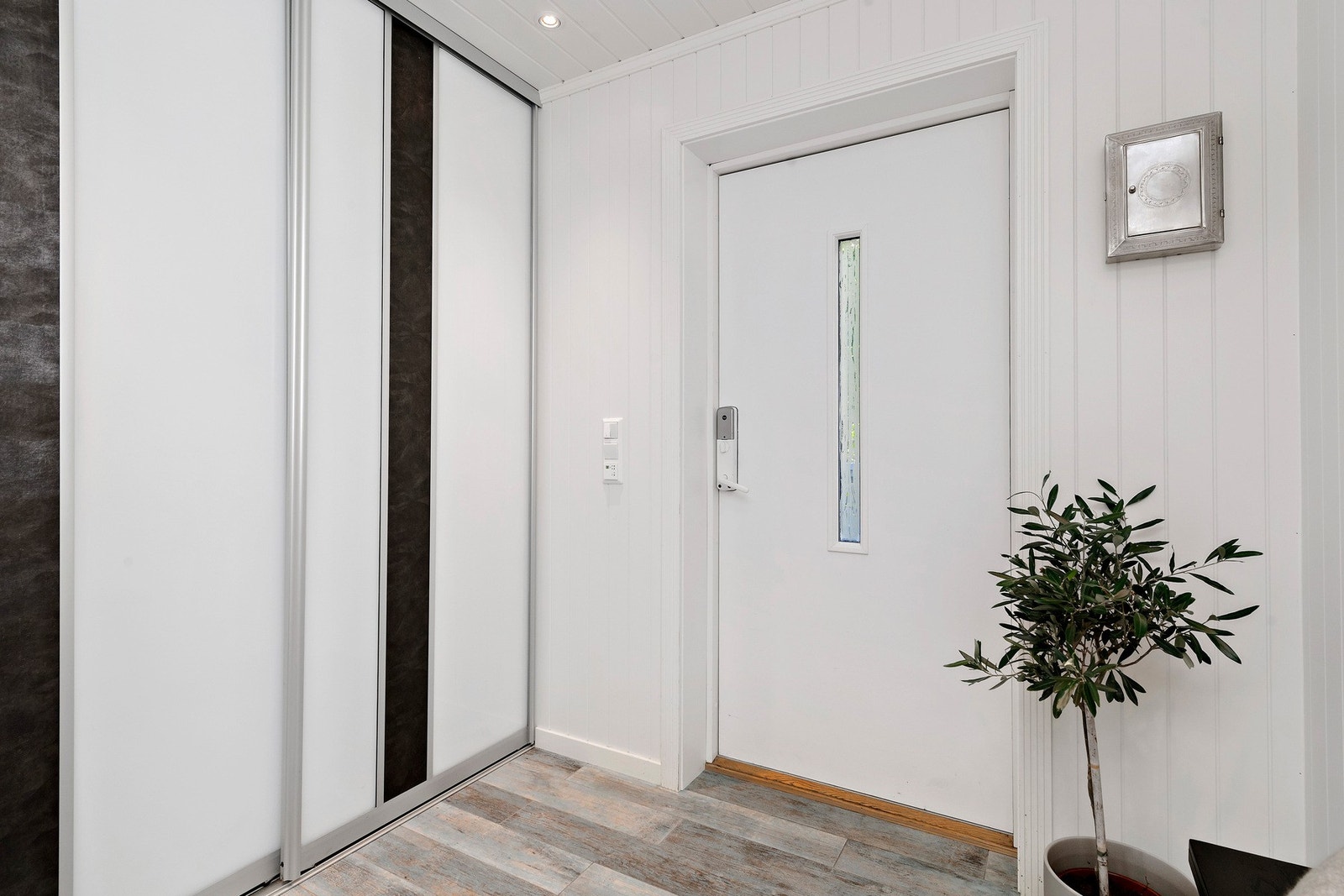 Romslig entré. Galleribilde