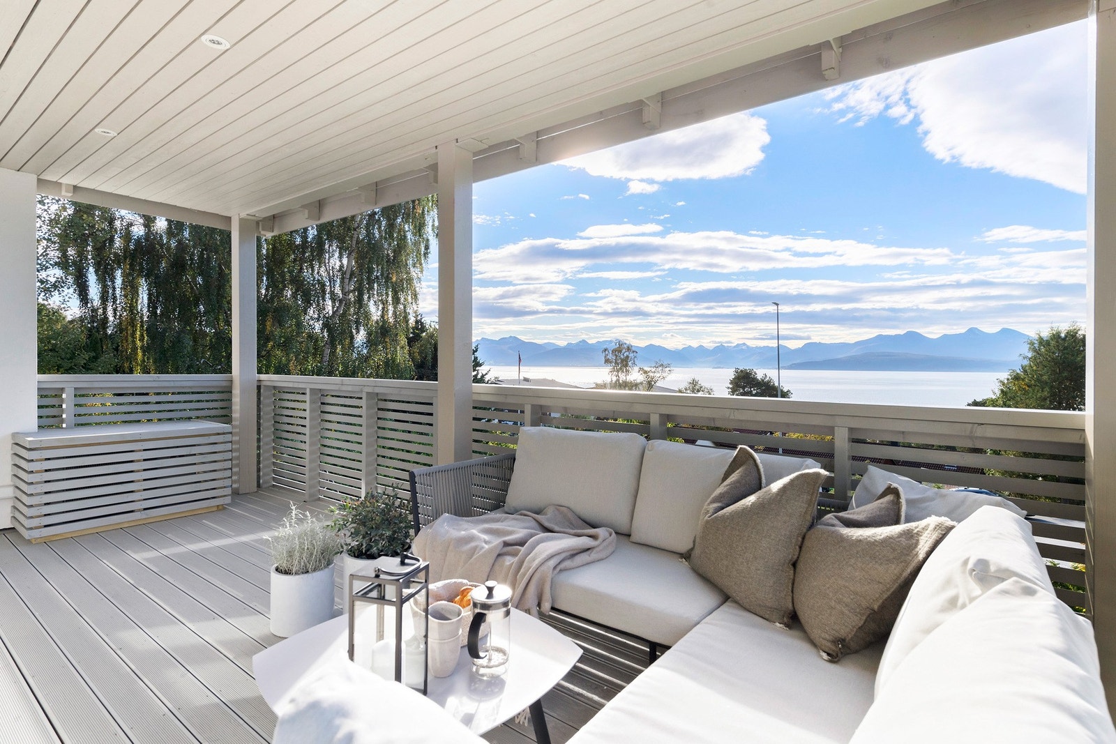 Denne veranden ligger i 1. etasje med utgang fra stue/kjøkken. Galleribilde