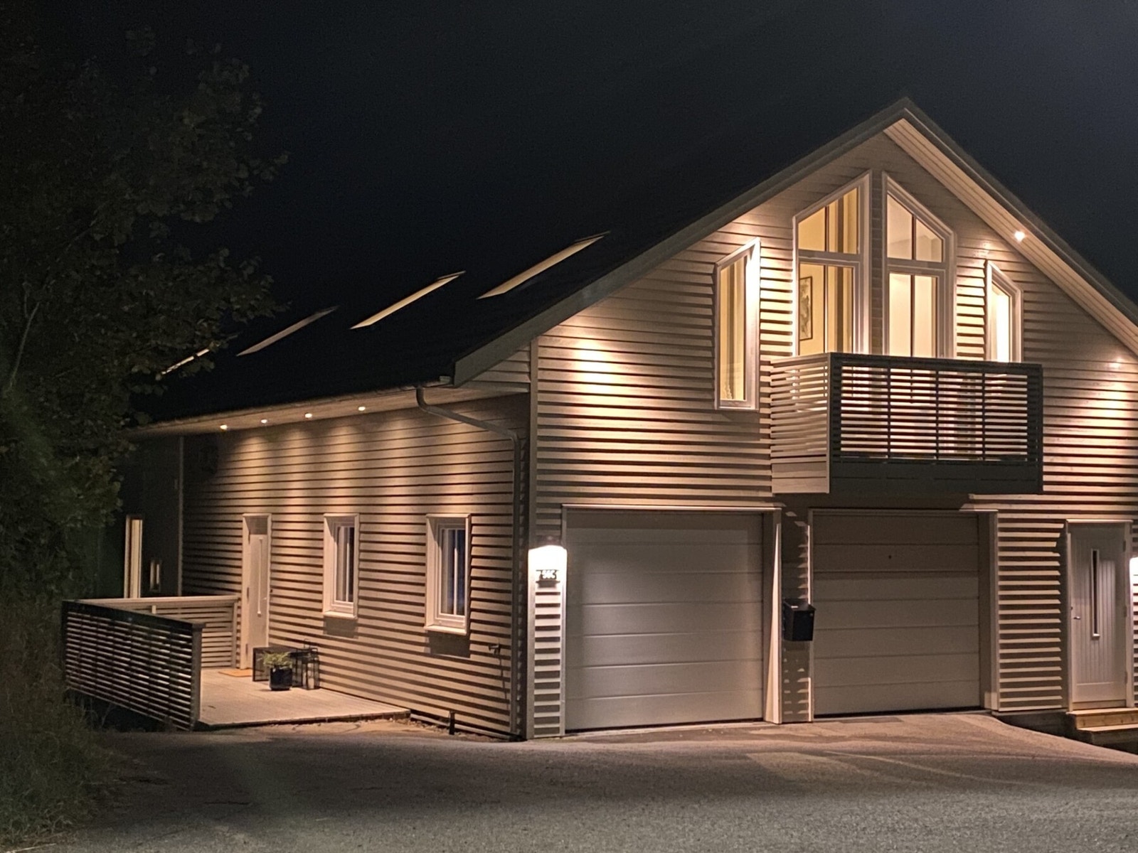 Boligen har fin utebelysning. Galleribilde