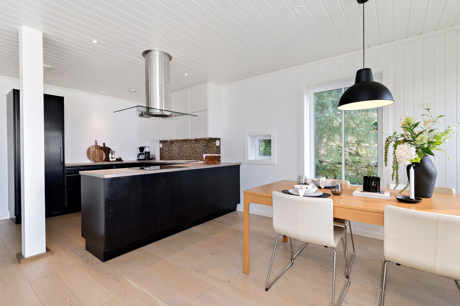 Ved kjøkkenet er det god plass til stort spisebord. Galleribilde