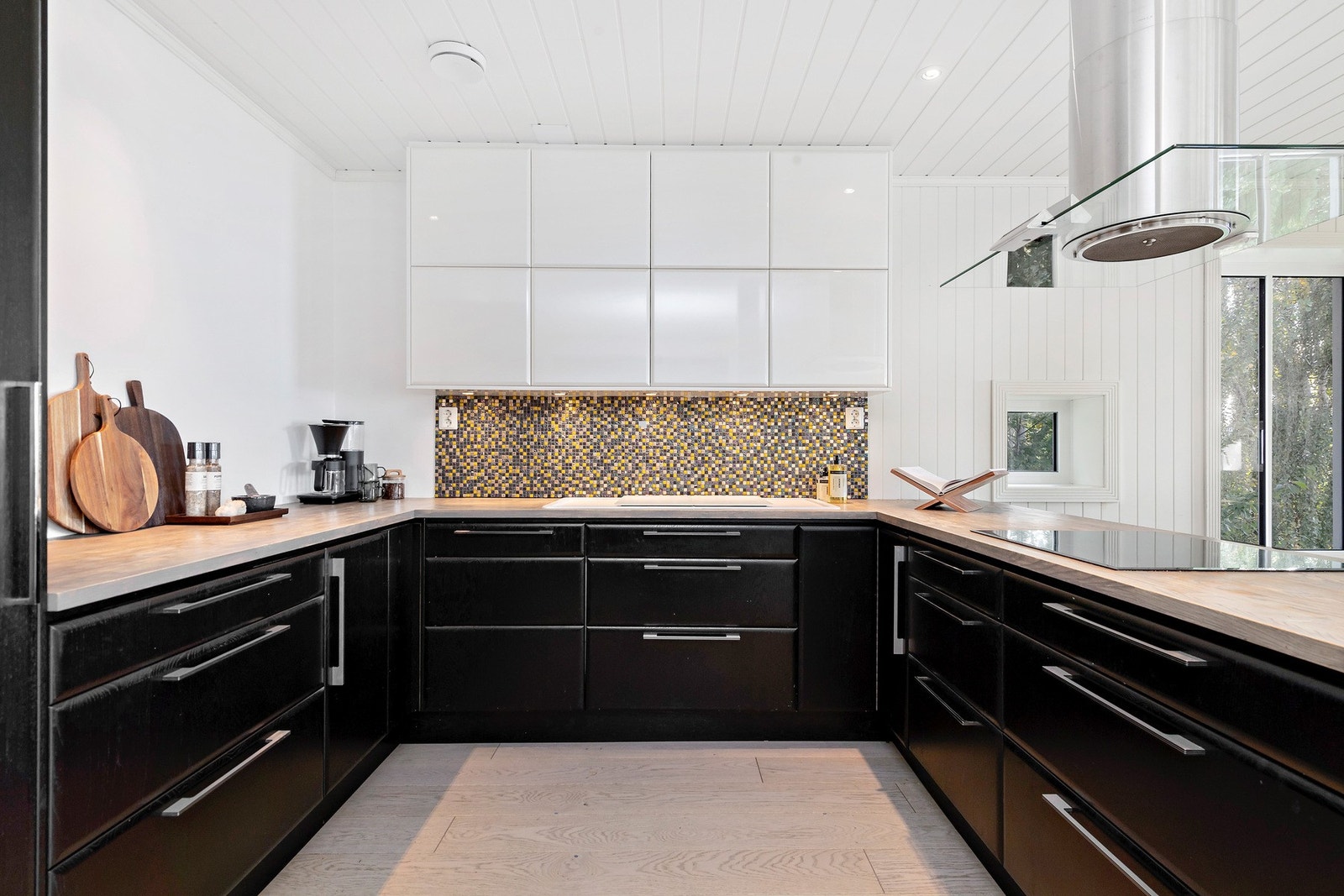 Kjøkkenet har svært god benke- og lagringsplass. Galleribilde