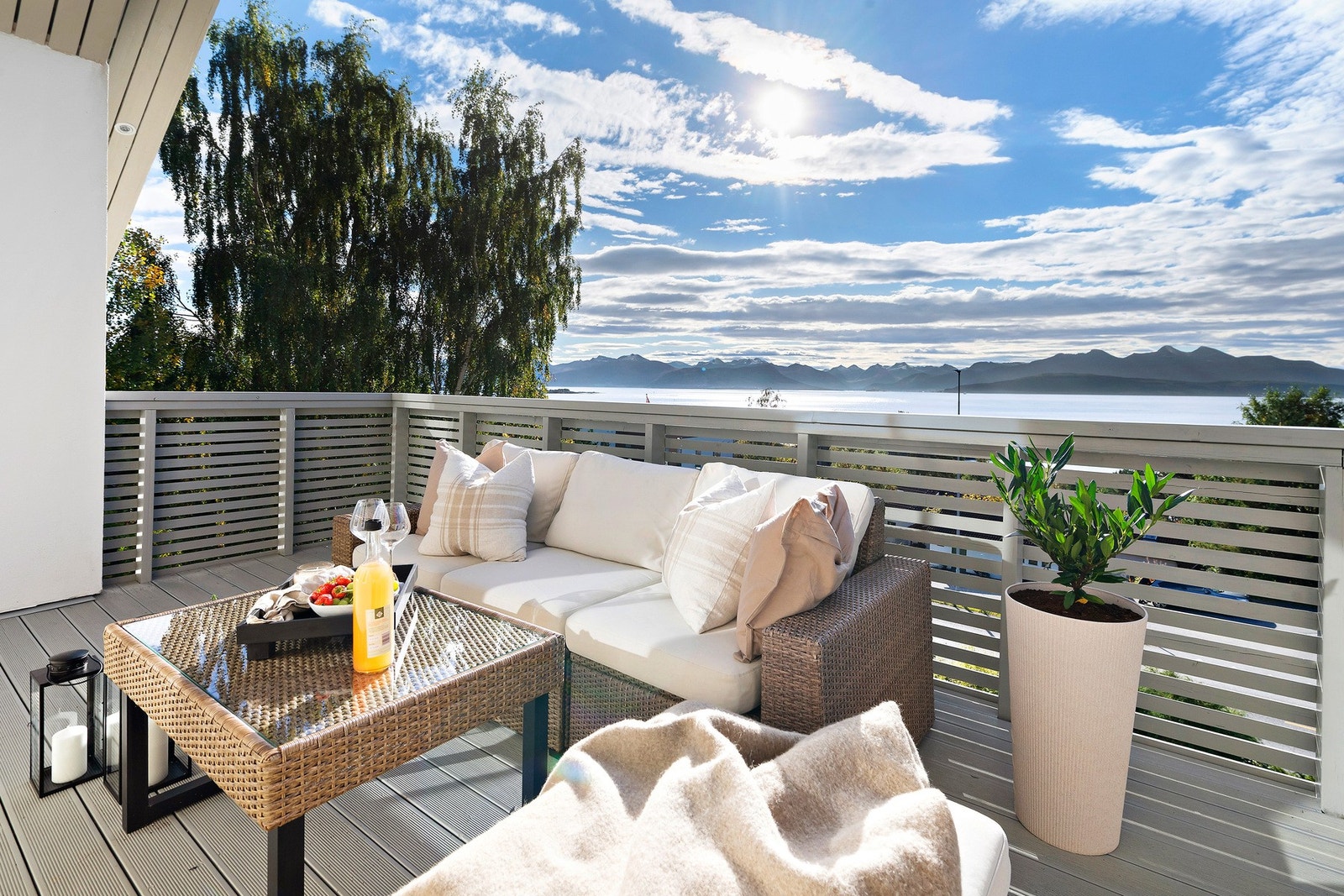 Verandaen i 2. etasje har praktisk overbygg. Galleribilde