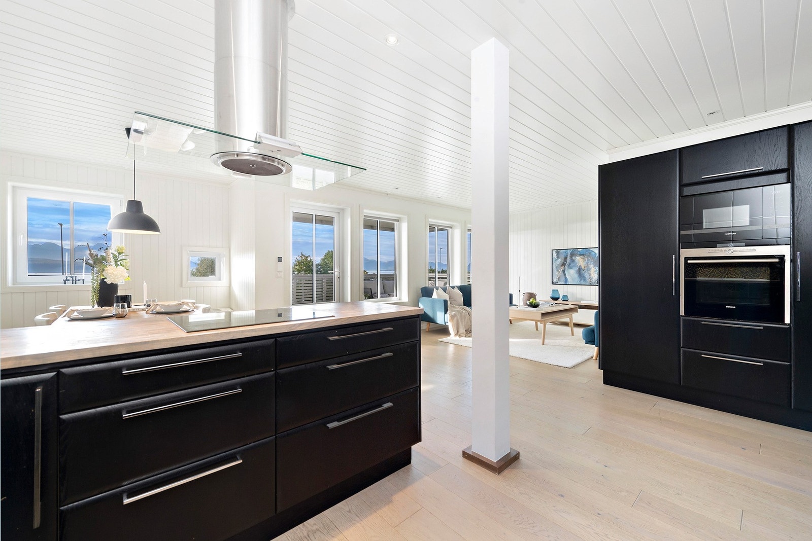 Fin kjøkkinnredning i sort, heltre utførelse. Galleribilde