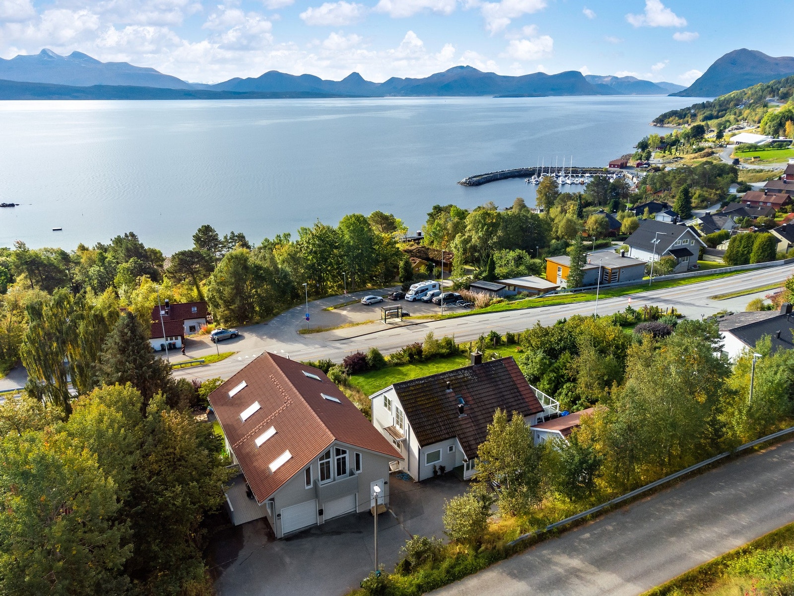 Eiendommen ligger fint til på Kvam med flott utsikt til fjord og fjell. Galleribilde