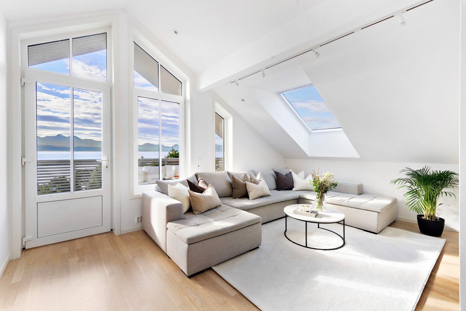 Stuen i 2. etasje har ekstra god himlingshøyde og takvindu. Galleribilde