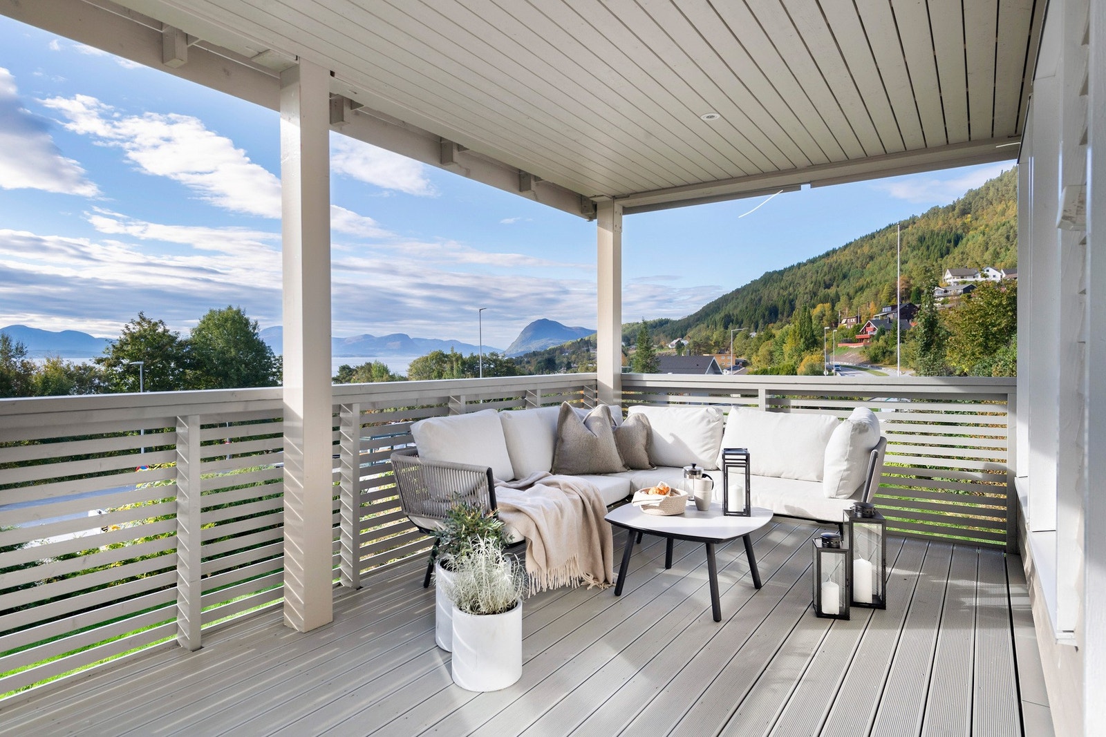 Her er det god plass til utemøbler og grill. Galleribilde