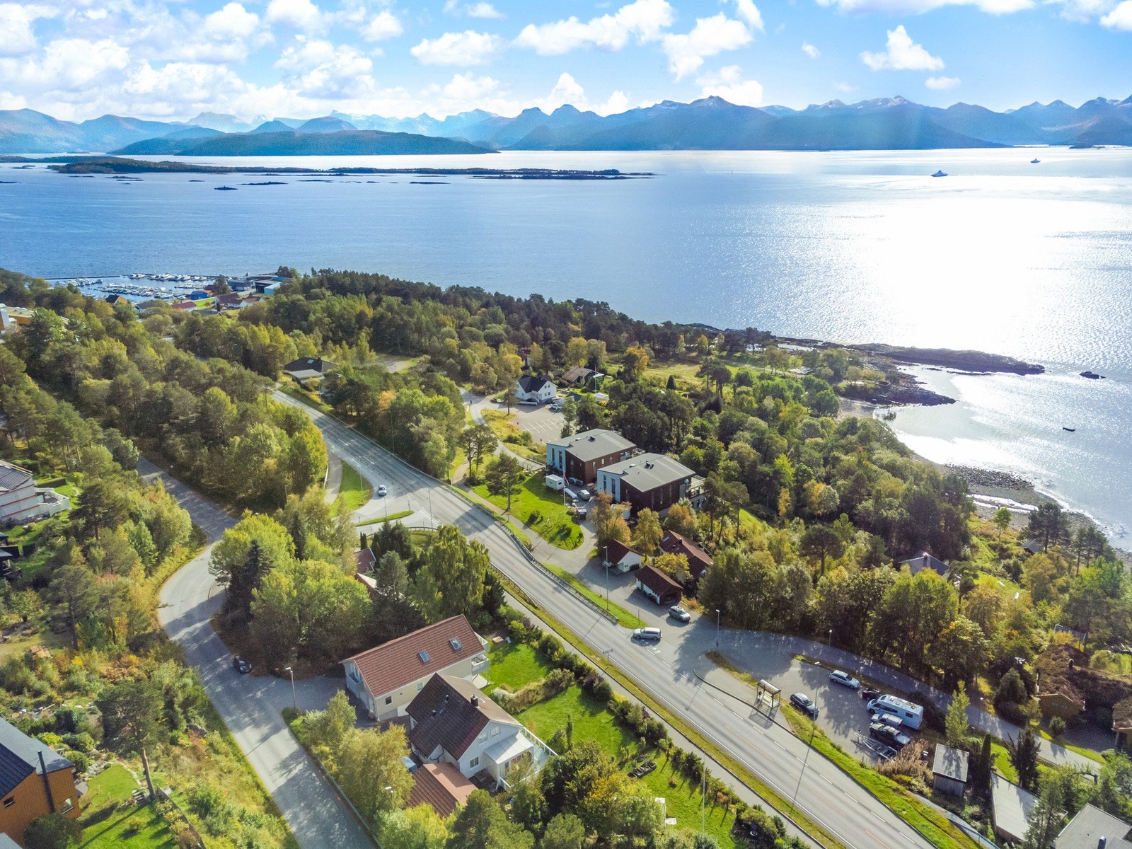 Fra eiendommen er det gangavstand til dagligvarebutikk, barnehager, barneskole, småbåthavn og Kringstadbukta. Galleribilde