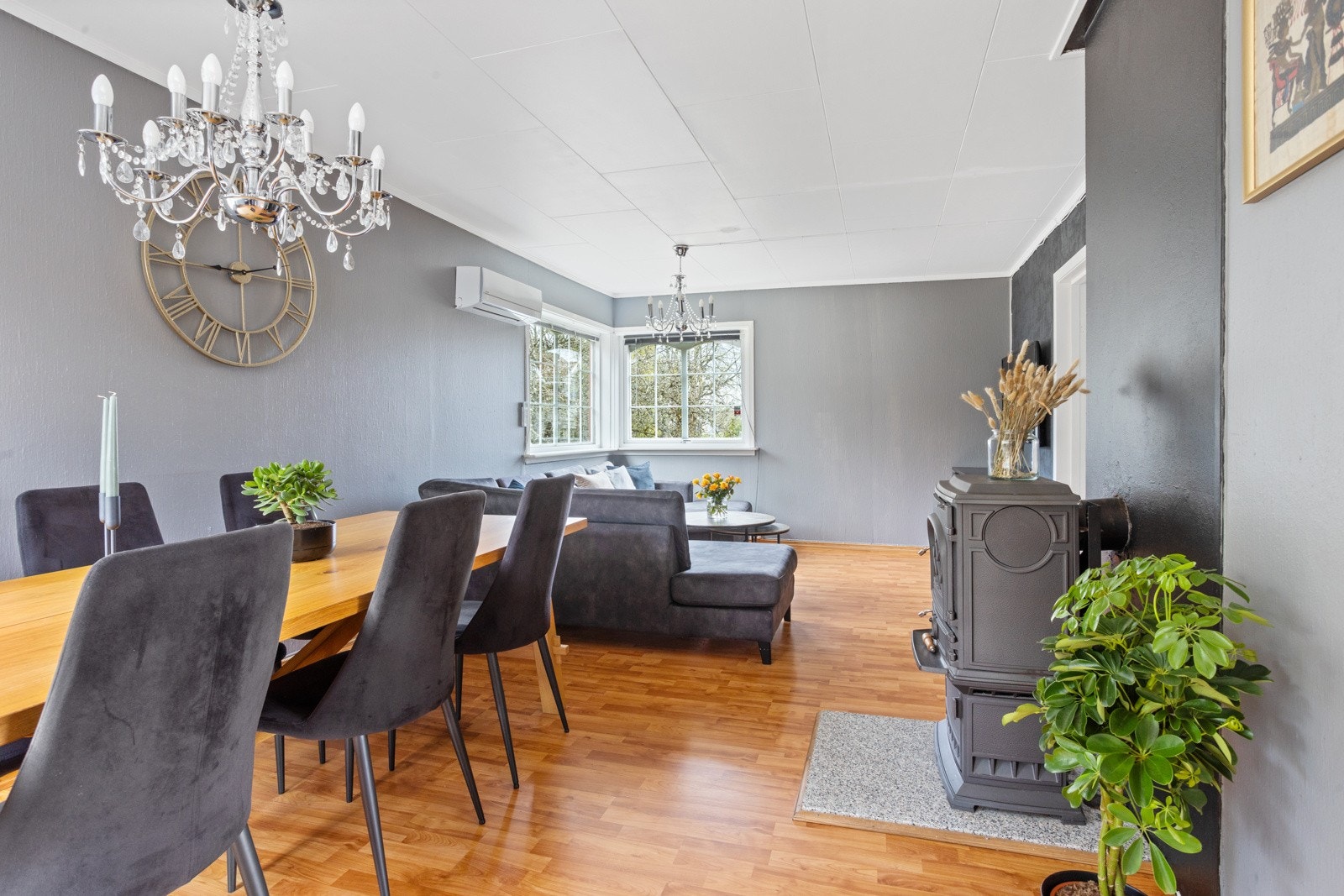 Stuen er lagt med 3-stavs parkett, og malte veggflater. Galleribilde