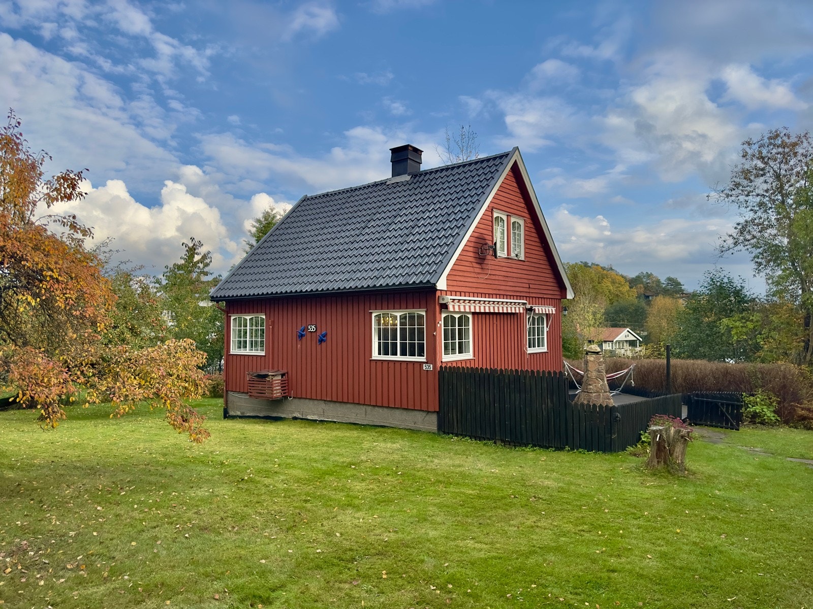 Stor og flott tomt med gressarealer, beplantning og hekker Galleribilde