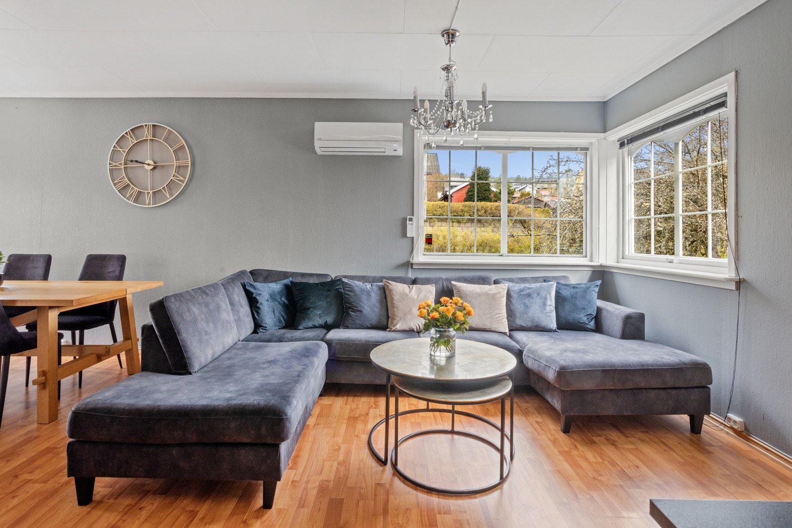 Plass til stor sofagruppe. Det er etablert varmepumpe i stuen. Galleribilde