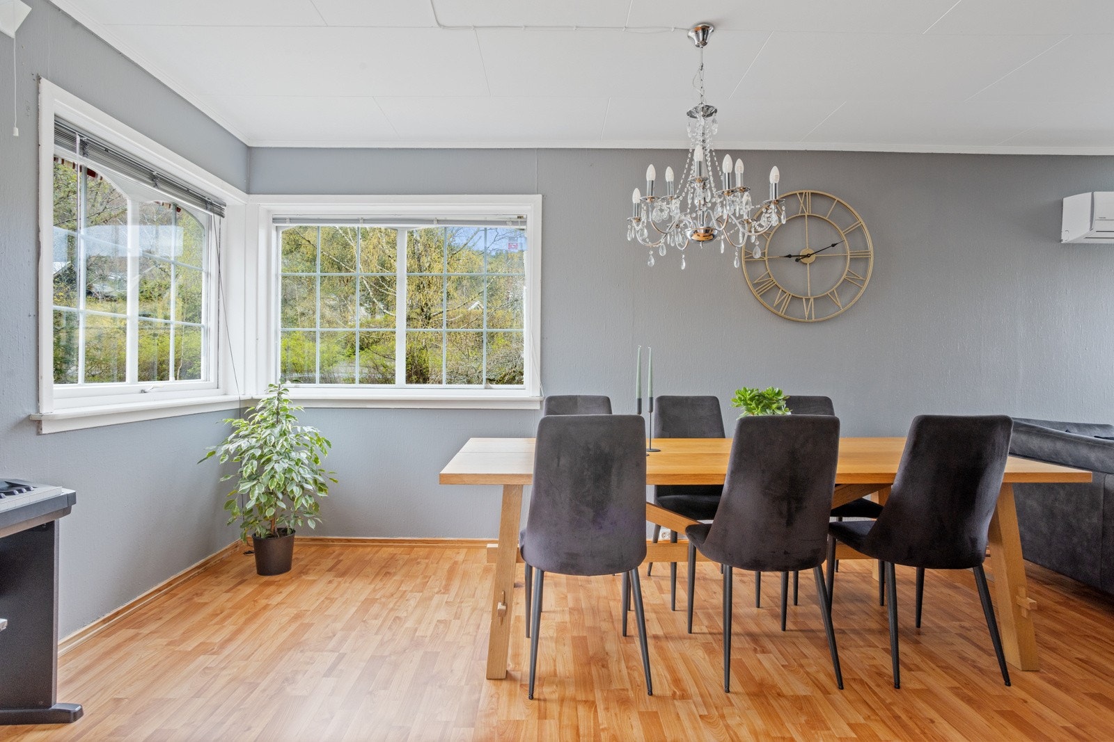 Fra spisestuen er det utsikt mot hagen. Galleribilde